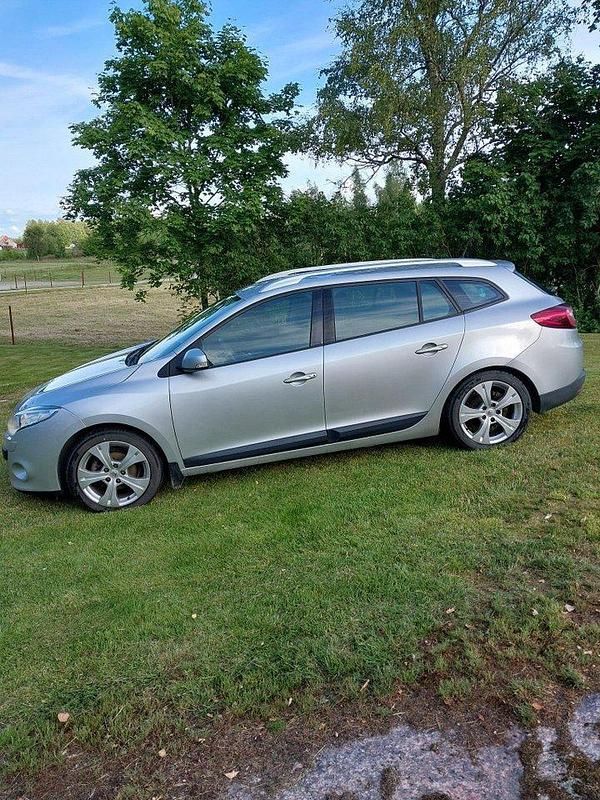 Silver Begagnad 2012 Renault Mégane GrandTour Kombi | 42 000 kr (Marknadspris) - Bild 1/4