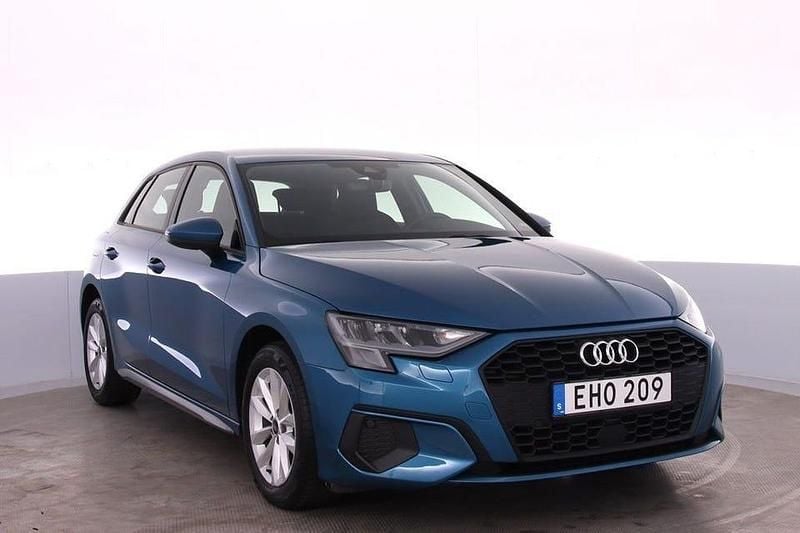 Atollblå metallic Begagnad 2022 Audi A3 Proline Sedan | 235 000 kr (Marknadspris) - Bild 1/4