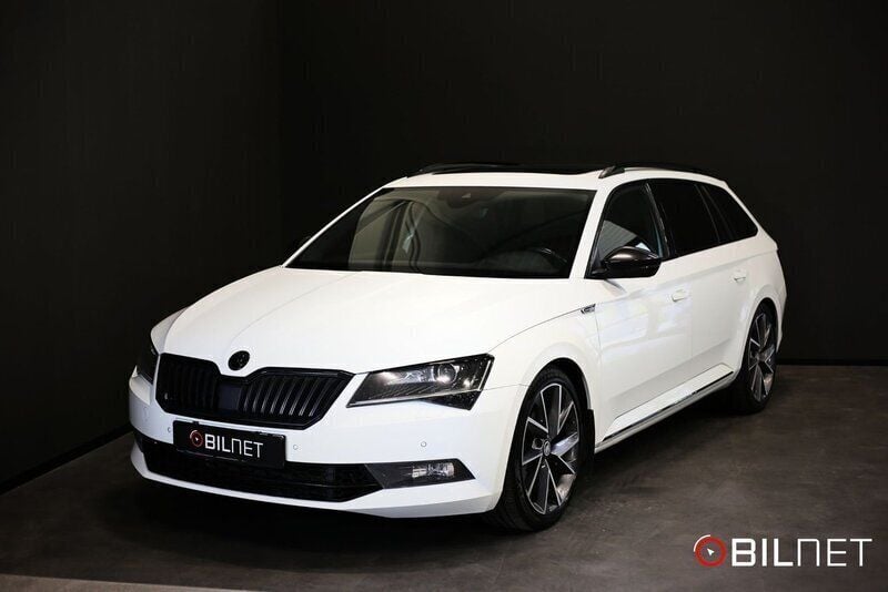 Vit Begagnad 2017 Skoda Superb SportLine Kombi | 219 900 kr (Marknadspris) - Bild 1/4