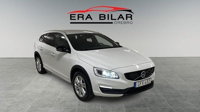 Vit Begagnad 2016 Volvo V60 CC Momentum Kombi | 139 500 kr (Marknadspris) - Bild 1/4
