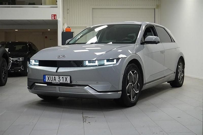 Grå Begagnad 2022 Hyundai Ioniq 5 Advanced SUV | 419 900 kr - Bild 1/4