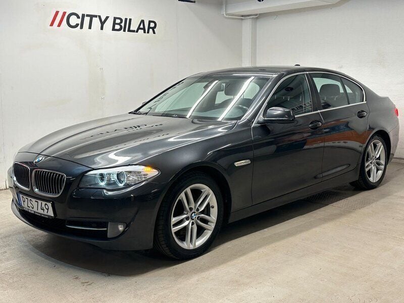 Grå Begagnad 2010 BMW 520 Sedan | 119 900 kr (Lite dyr) - Bild 1/4
