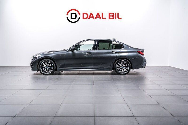 Grå Begagnad 2019 BMW 320 M Sport Sedan | 314 700 kr (Marknadspris) - Bild 1/4