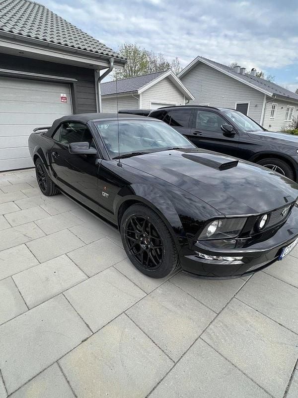 Svart Begagnad 2007 Ford Mustang GT Convertible Cab | 239 000 kr (Marknadspris) - Bild 1/4