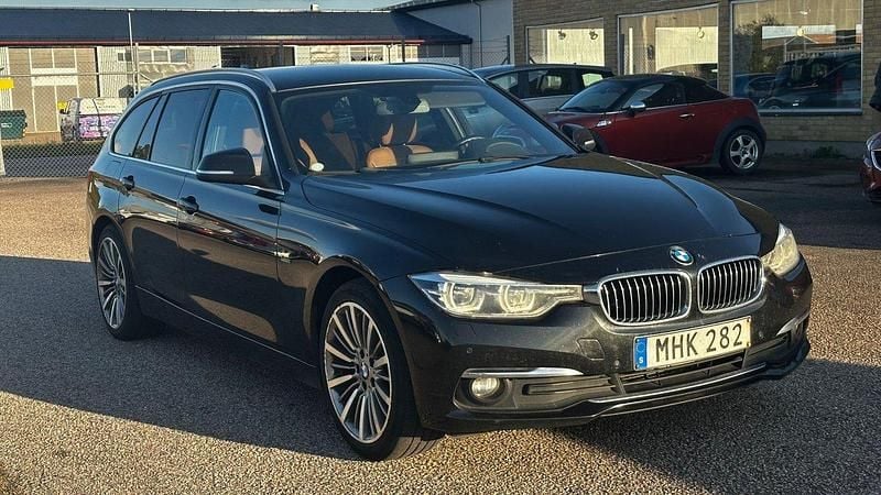 Svart Begagnad 2016 BMW 320 Luxury Line Kombi | 119 500 kr (Lite dyr) - Bild 1/4