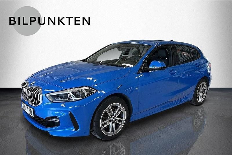 Blå Begagnad 2021 BMW 118 M Sport Halvkombi | 239 900 kr (Marknadspris) - Bild 1/4