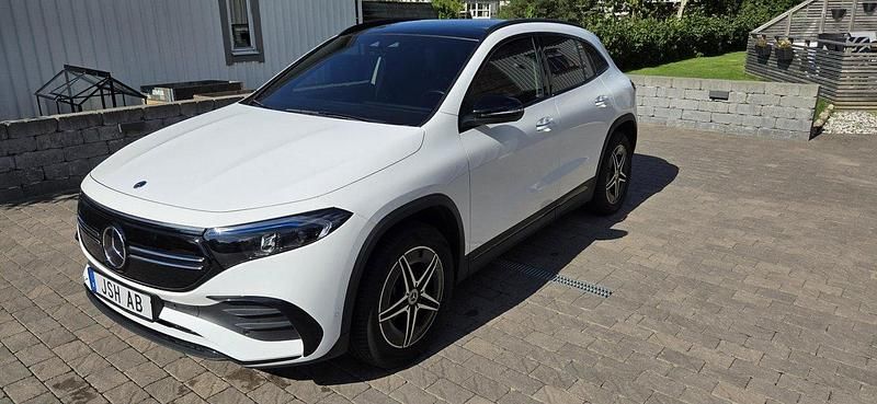 Vit Begagnad 2024 Mercedes EQA300 AMG SUV | 455 000 kr (Marknadspris) - Bild 1/4