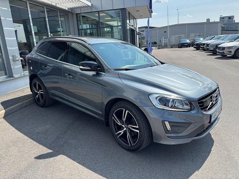 Grå Begagnad 2017 Volvo XC60 R-Design Momentum SUV | 250 000 kr (Bra pris) - Bild 1/4