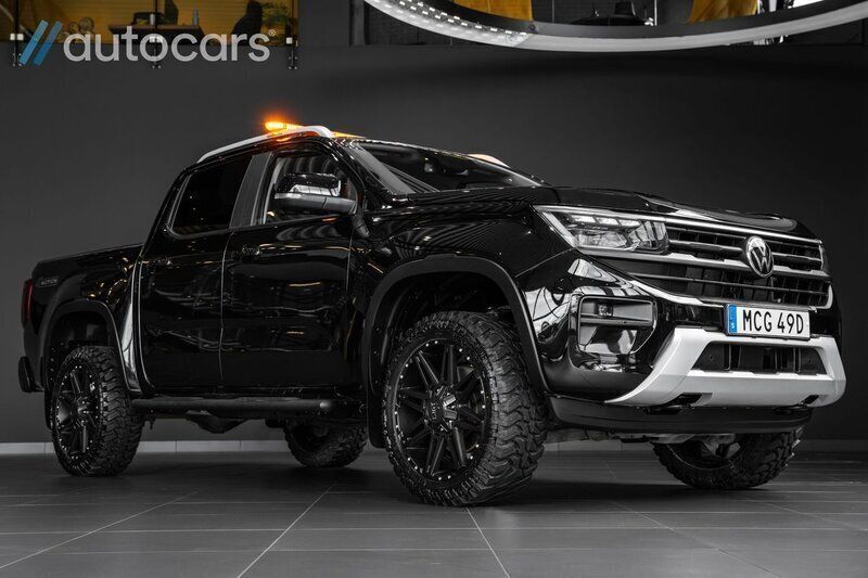 Svart Begagnad 2023 VW Amarok Pickup | 648 750 kr (Marknadspris) - Bild 1/4