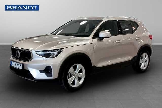 Ljusgrå (grå) Begagnad 2023 Volvo XC40 Core SUV | 279 900 kr (Marknadspris) - Bild 1/4