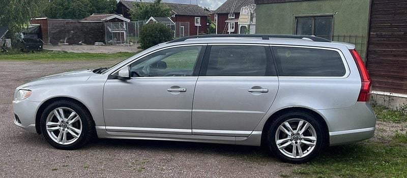 Grå Begagnad 2013 Volvo V70 Momentum Kombi | 72 000 kr (Superpris) - Bild 1/4
