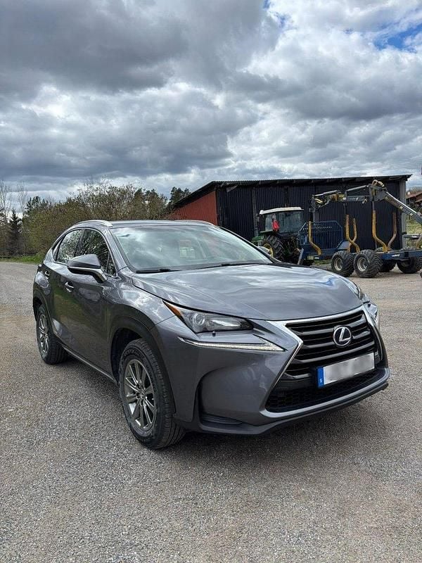 Grå Begagnad 2015 Lexus NX300h SUV | 170 000 kr (Marknadspris) - Bild 1/4
