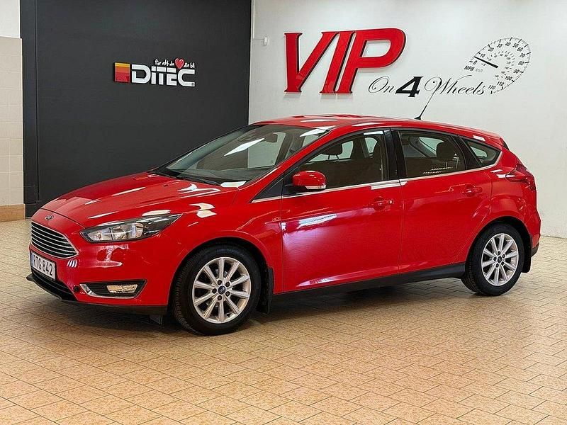 Röd Begagnad 2016 Ford Focus Titanium Halvkombi | 114 800 kr (Marknadspris) - Bild 1/3