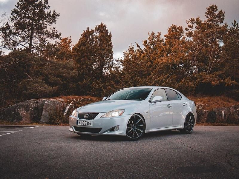 Silver Begagnad 2005 Lexus IS250 Sedan | 67 900 kr (Lite dyr) - Bild 1/4