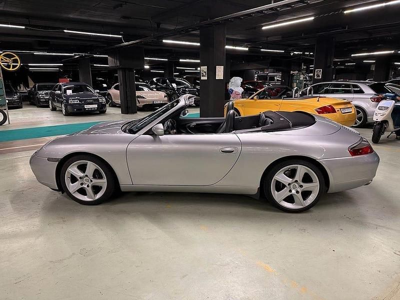 Begagnad Porsche 911 Carrera 301 HK (221 kW) 1999 Artic silver