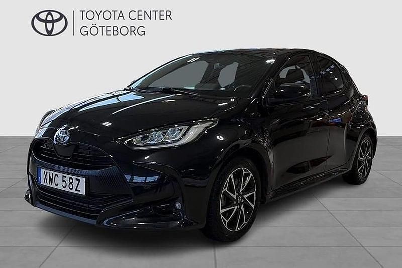 Svart Begagnad 2022 Toyota Yaris Hybrid Active Halvkombi | 214 900 kr (Marknadspris) - Bild 1/4