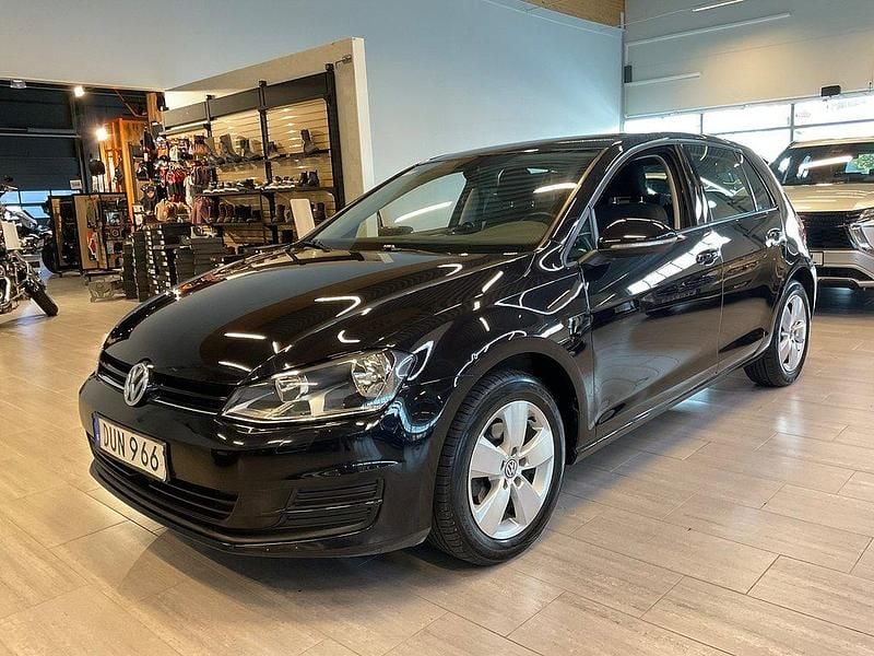 Svart Begagnad 2014 VW Golf VII Style Halvkombi | 118 000 kr (Marknadspris) - Bild 1/4