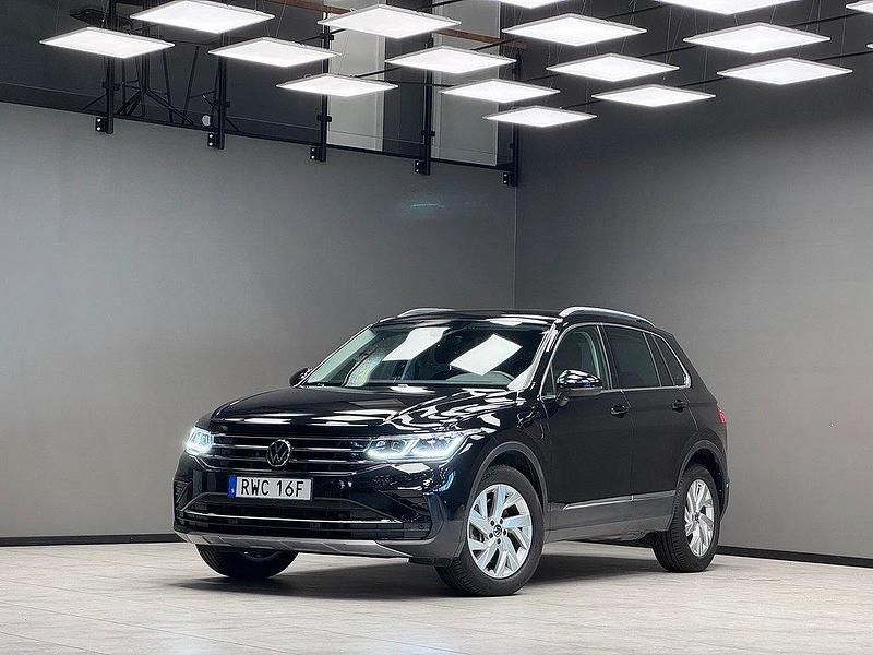 Svart Begagnad 2022 VW Tiguan Elegance SUV | 349 900 kr (Marknadspris) - Bild 1/3