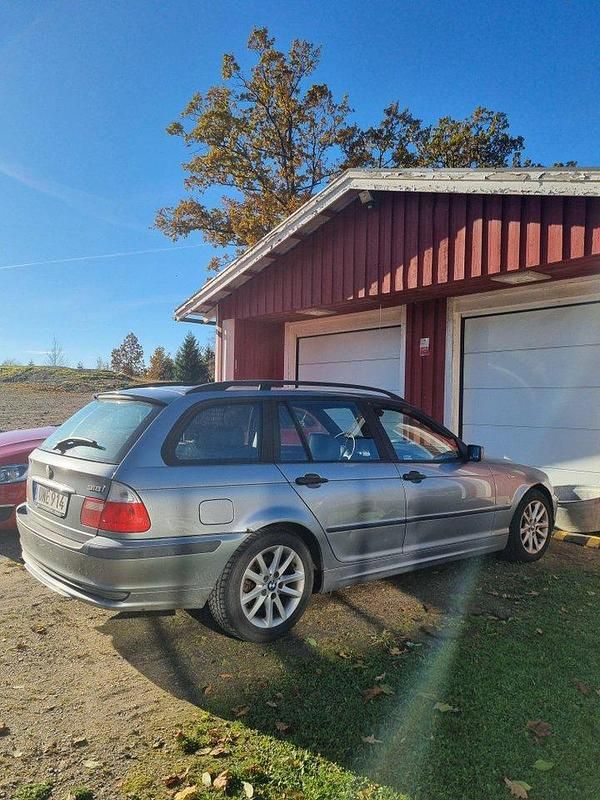 Grå Begagnad 2004 BMW 318 Kombi | 9 000 kr - Bild 1/1
