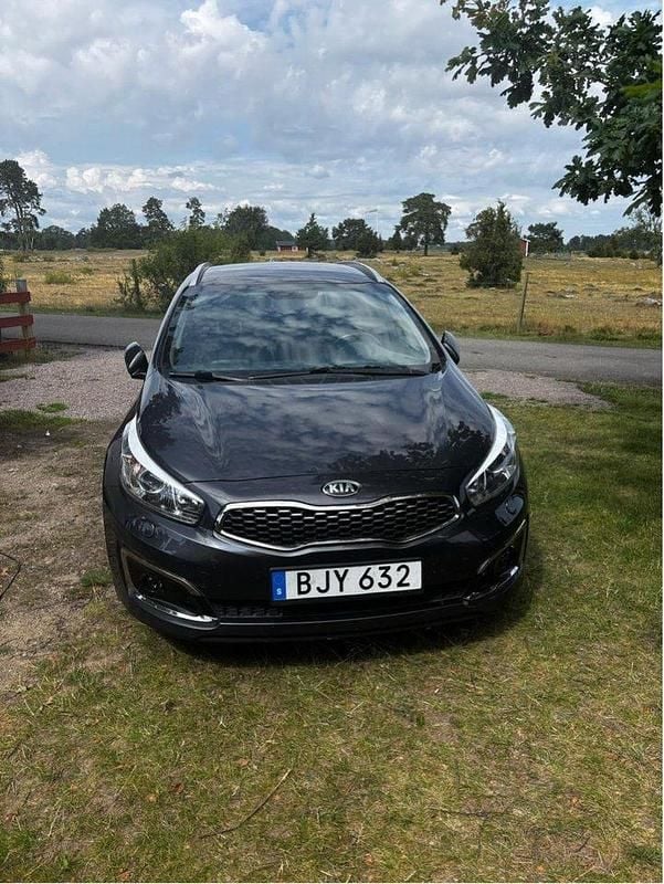 Grå Begagnad 2018 Kia Ceed Sportswagon Kombi | 125 000 kr (Marknadspris) - Bild 1/4
