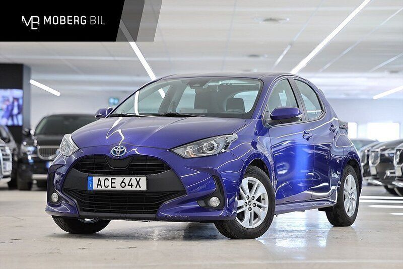 Mörkblå Begagnad 2023 Toyota Yaris Hybrid Active Halvkombi | 229 900 kr (Lite dyr) - Bild 1/3