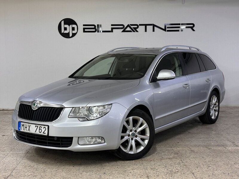 Silver Begagnad 2013 Skoda Superb Kombi | 69 900 kr (Marknadspris) - Bild 1/4