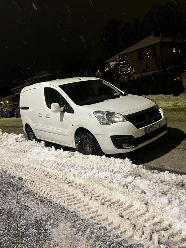 Vit Begagnad 2017 Peugeot Partner Minibuss | 74 500 kr (Marknadspris) - Bild 1/4