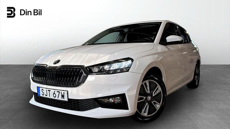 Vit (candy white) Begagnad 2023 Skoda Fabia Style Halvkombi | 216 900 kr (Marknadspris) - Bild 1/4