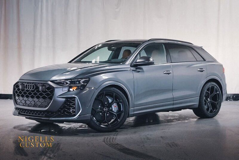 Grå Begagnad 2025 Audi RS Q8 Performance SUV | 1 749 000 kr - Bild 1/4