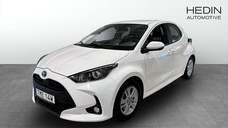 Vit (white) Begagnad 2023 Toyota Yaris Hybrid Active Halvkombi | 198 700 kr (Marknadspris) - Bild 1/4