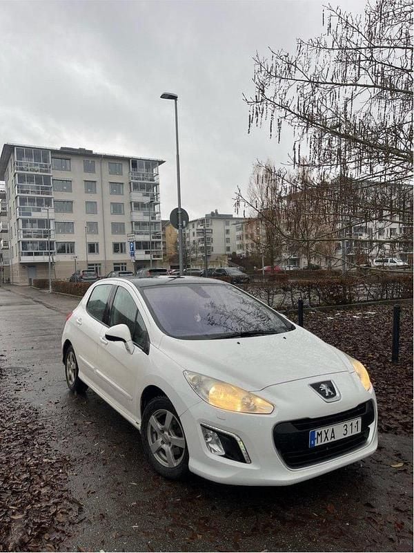 Vit Begagnad 2012 Peugeot 308 Halvkombi | 29 900 kr (Marknadspris) - Bild 1/4