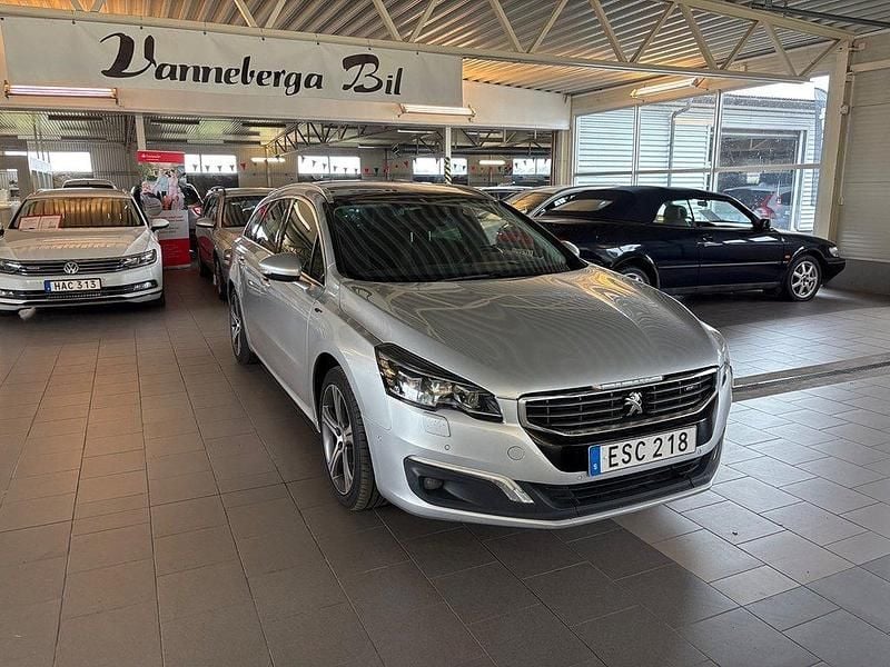 Ljusgrå (grå) Begagnad 2015 Peugeot 508 Kombi | 109 900 kr (Marknadspris) - Bild 1/4