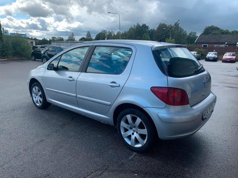 Begagnad Peugeot 307 109 HK (80 kW) 2004 Ljusgrå (grå) Halvkombi