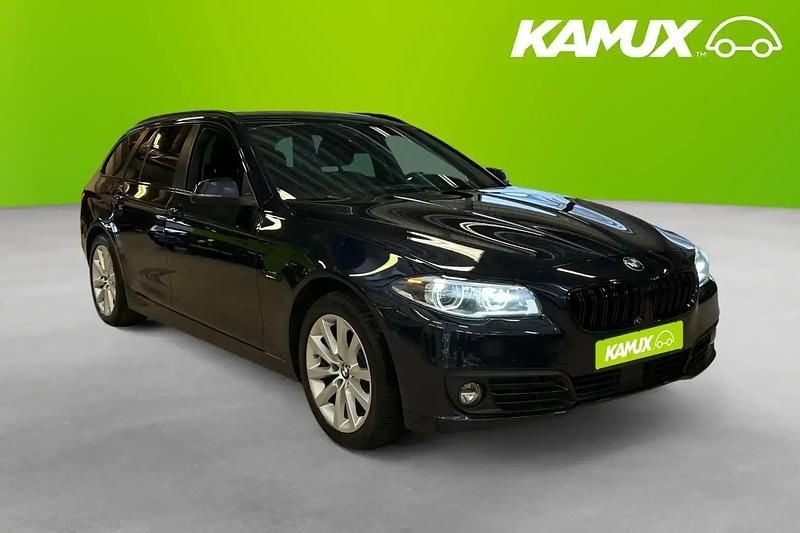 Blå Begagnad 2016 BMW 520 Sport Line Kombi | 168 700 kr (Marknadspris) - Bild 1/4
