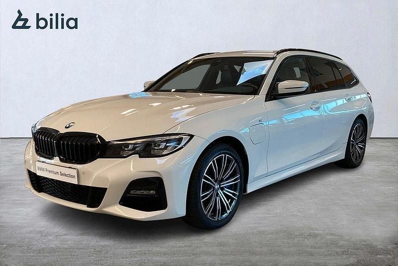 Vit Begagnad 2021 BMW 330e M Sport Kombi | 329 000 kr (Bra pris) - Bild 1/4