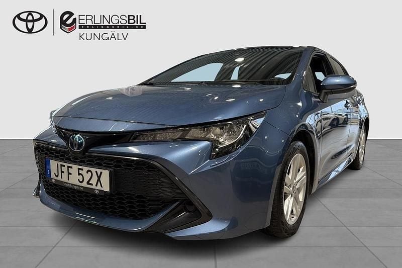 Blå Begagnad 2022 Toyota Corolla Hybrid Active Halvkombi | 234 900 kr (Marknadspris) - Bild 1/3