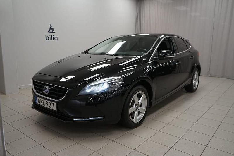 Svart Begagnad 2016 Volvo V40 Business Edition Halvkombi | 139 900 kr (Marknadspris) - Bild 1/3