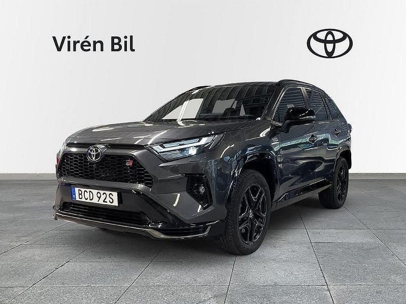 Mörkgrå Begagnad 2023 Toyota RAV4 Hybrid Sport SUV | 589 000 kr (Lite dyr) - Bild 1/4