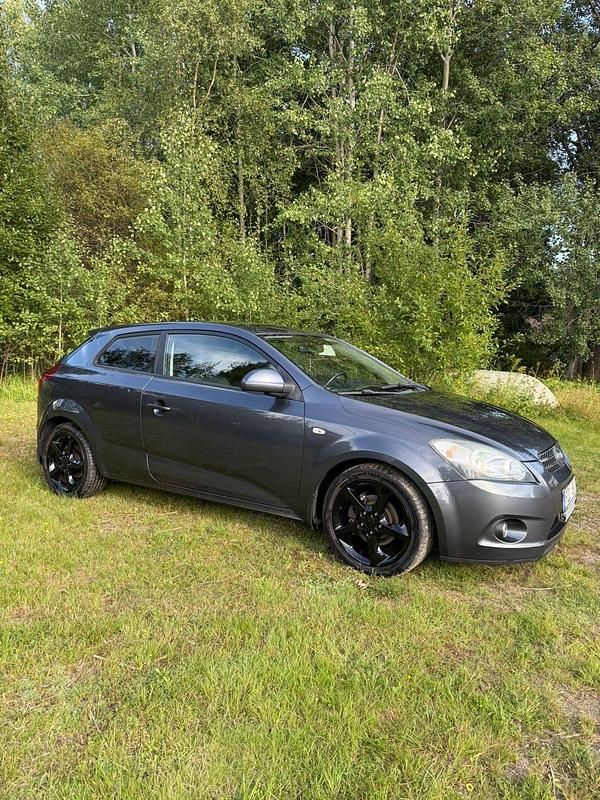 Grå Begagnad 2008 Kia Ceed Halvkombi | 22 000 kr - Bild 1/4