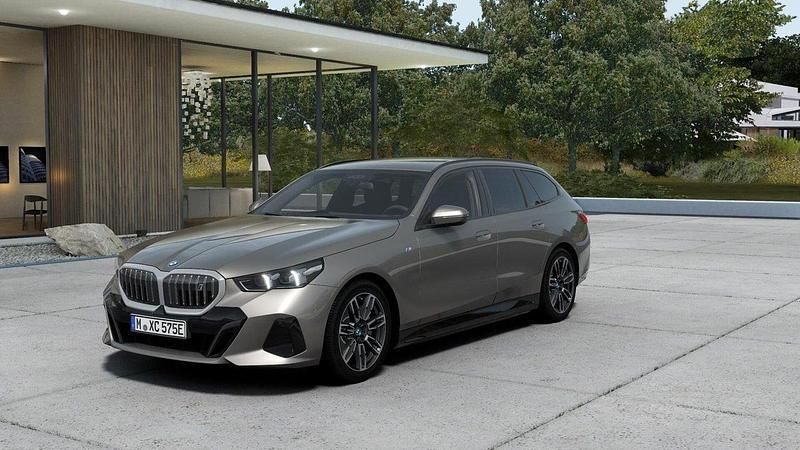 Grå (oxide grey) Ny 2024 BMW i5 M Sport Sedan | 814 900 kr (Superpris) - Bild 1/4