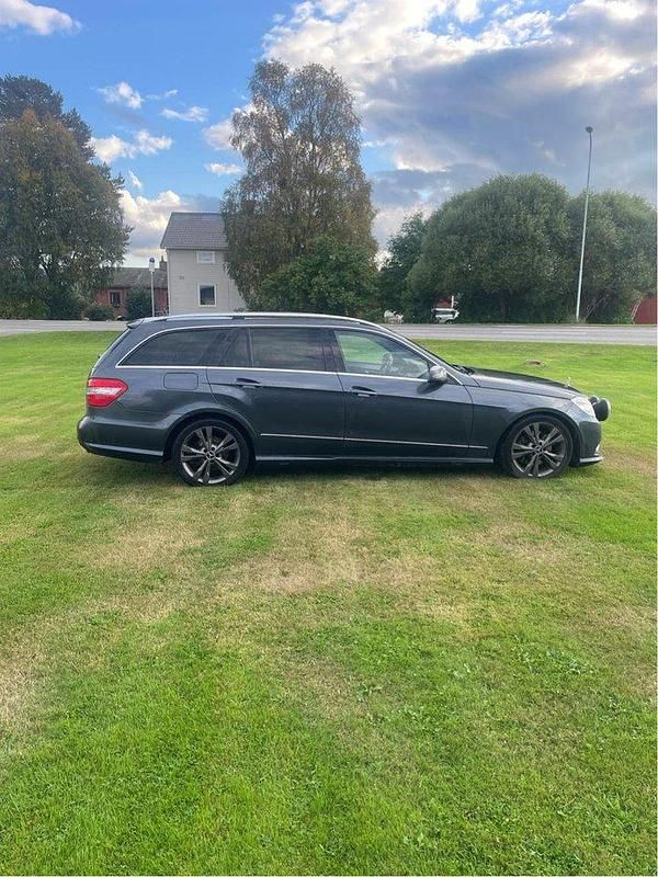 Grå Begagnad 2010 Mercedes E350 AMG Kombi | 85 000 kr (Marknadspris) - Bild 1/4