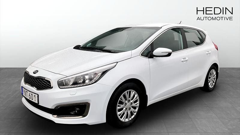 Vit (white) Begagnad 2017 Kia Ceed Advance Halvkombi | 109 900 kr (Marknadspris) - Bild 1/4