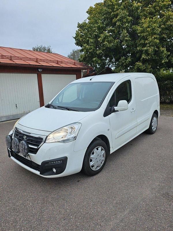 Vit Begagnad 2016 Peugeot Partner Minibuss | 48 000 kr (Bra pris) - Bild 1/4