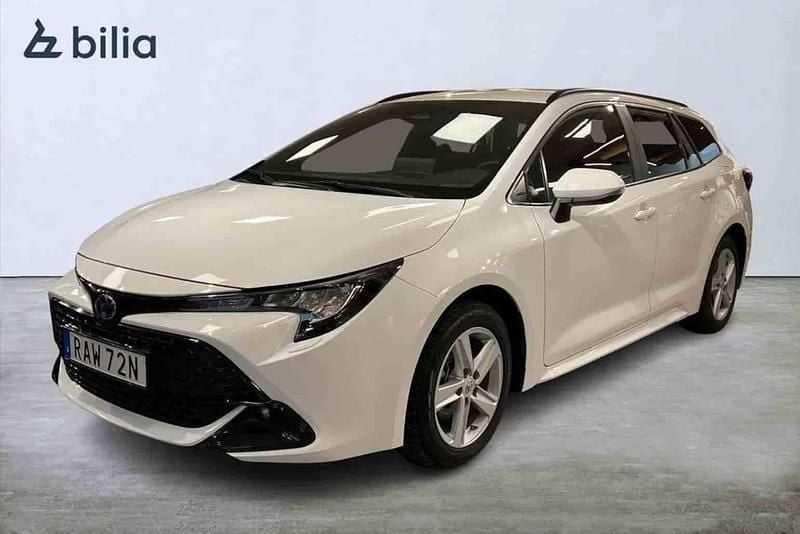 Vit Begagnad 2023 Toyota Corolla Active Kombi | 299 900 kr (Marknadspris) - Bild 1/1