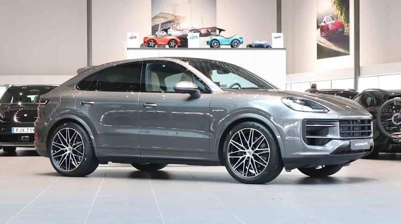 Grå Begagnad 2025 Porsche Cayenne SUV | 1 179 000 kr - Bild 1/1