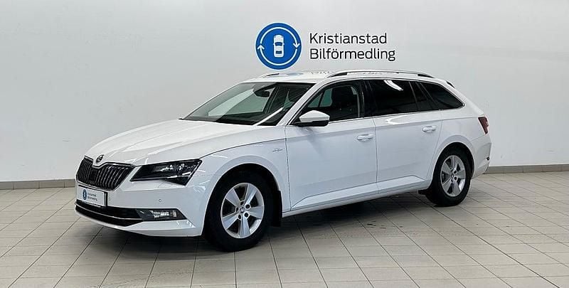 Vit Begagnad 2019 Skoda Superb Business Line Kombi | 219 900 kr (Bra pris) - Bild 1/4