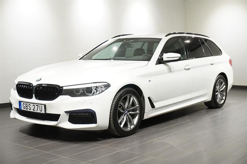 Vit Begagnad 2020 BMW 520 M Sport Kombi | 329 800 kr (Marknadspris) - Bild 1/4