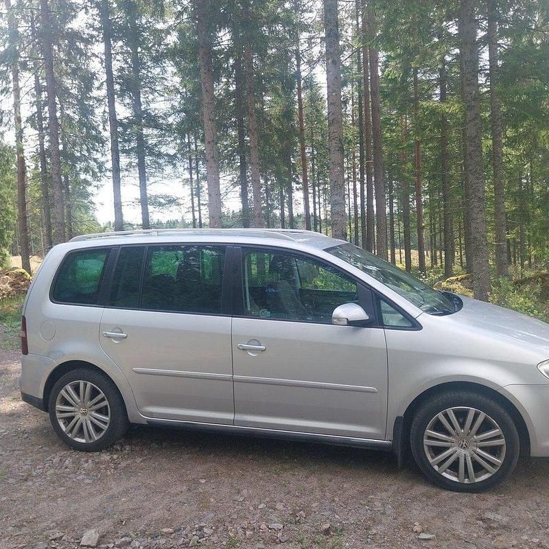 Silver Begagnad 2007 VW Touran Highline Minibuss | 37 500 kr (Lite dyr) - Bild 1/4