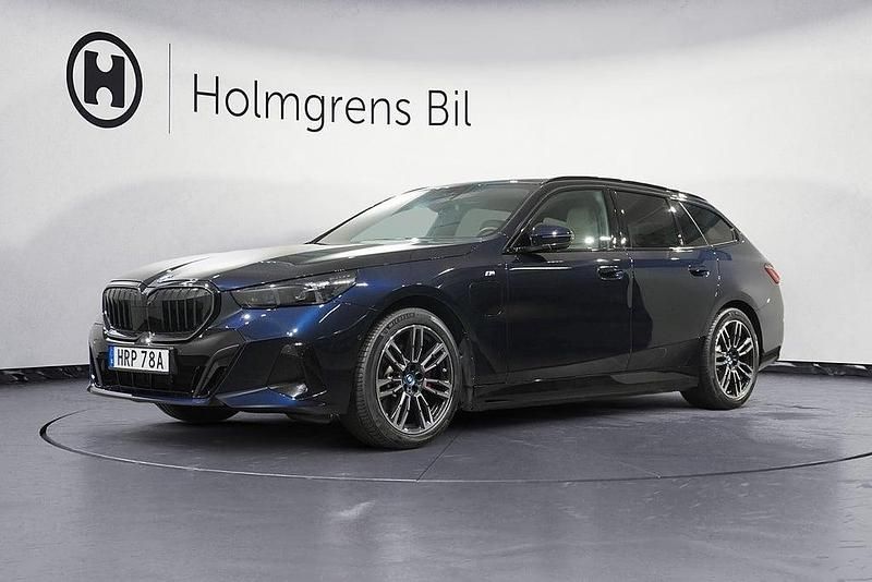 Svart Begagnad 2024 BMW 530 M Sport Kombi | 639 800 kr - Bild 1/4