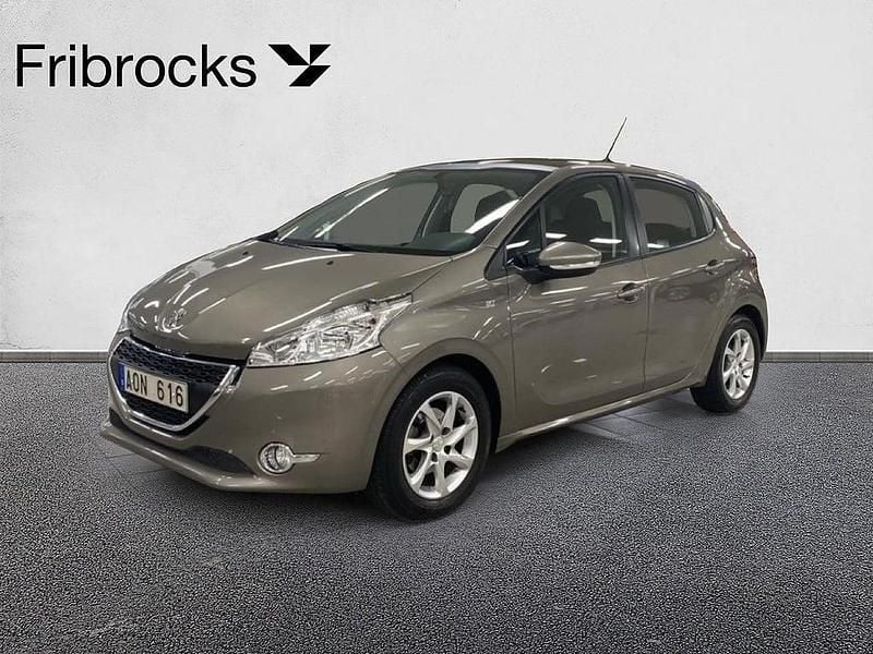 Grå Begagnad 2013 Peugeot 208 Halvkombi | 74 800 kr (Marknadspris) - Bild 1/4